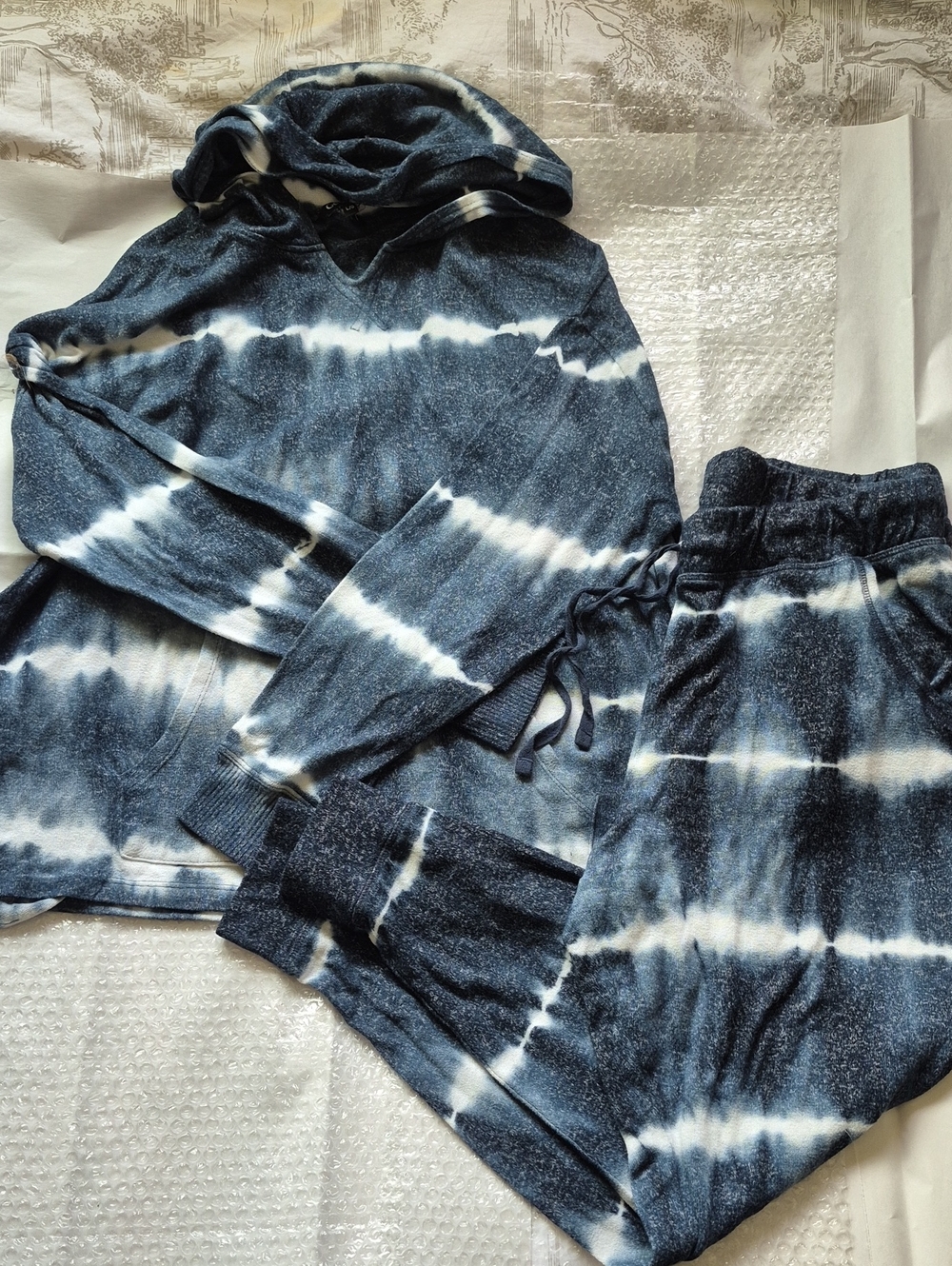 Tie-Dye Hooded Lounge Set in Navy and White